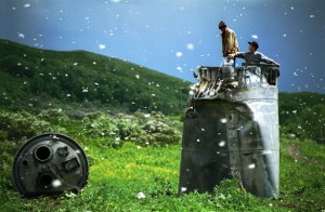 Niños jugando con los restos de los cohetes caídos en la estepa Photo: Jonas Bendiksen/Magnum Photo
