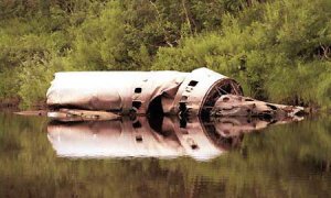 Fragmentos de un cohete en el lago Vasilevskoi. Fragmentos de un cohete en el lago Vasilevskoi.